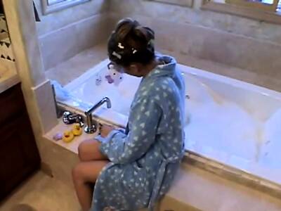 Teens slutty bathing sesh - drtuber.com