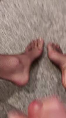 J'adore foutre du sperme sur mes pieds - ashemaletube.com